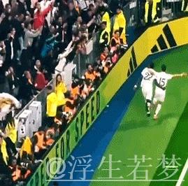 皇马英雄115分钟绝杀狂奔人群庆祝，经典一幕再现